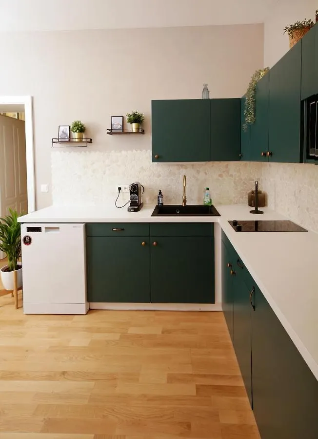 Serenity Suite Viena 0*,